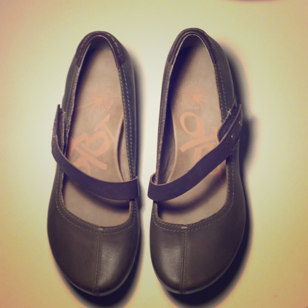 Mary Jane like leather OTBT shoes